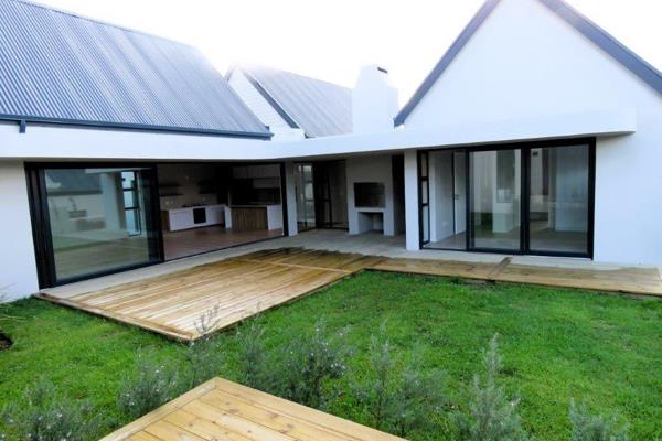 This modern home is north-facing and built around a central courtyard with all the rooms opening onto it through large sliding doors. The windows and large sliding doors maximise on sunlight that floods in from all directions. A curved slab that follows the internal shape ...