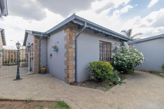 3 Bedroom Townhouse for sale in Dunnottar