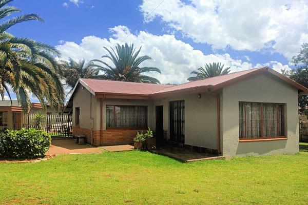 SPACIOUS 3 BEDROOM FAMILY HOME SITUATED IN WITPOORTJIE

This warm and spacious family home is conveniently close to schools (walking ...