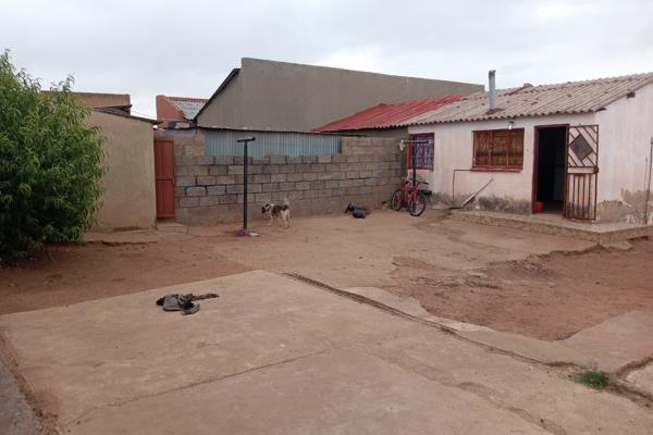 Golden House for Sale in Mohlakeng

This golden home in Mohlakeng offers:

1 ...