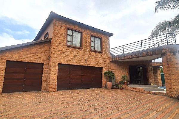 4 Bedrooms with wooden floors, with 4 modern bathrooms
3 Living areas, kitchen with ample cupboard space, space for a double door ...