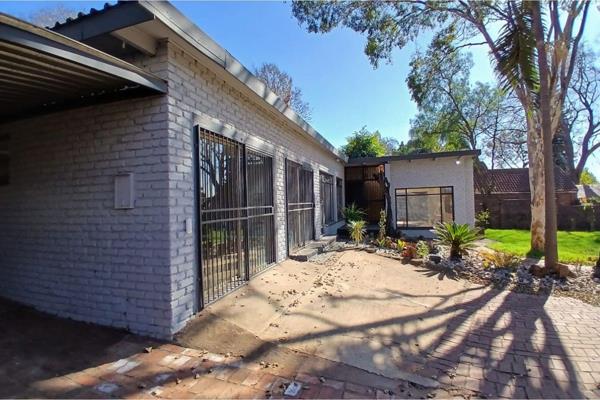 Welcome to a stunning new-to-the-market property in the charming suburb of Die Wilgers, Gauteng, South Africa. This elegant 4-bedroom ...