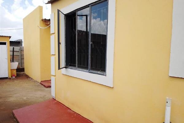 A2 Bedrooms House To Let in Palm Ridge ext,7

Open Plan Lounge/Kitchen
2Bedrooms
Bathroom
Fully walled with Lockable Gate
Prepaid ...