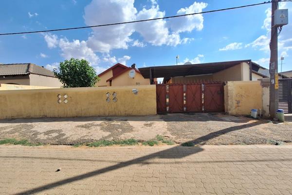 This cozy home nestled in a gated area in Buhle Park offers you a kitchen with fitted cupboards and lounge. The family bathroom has a ...