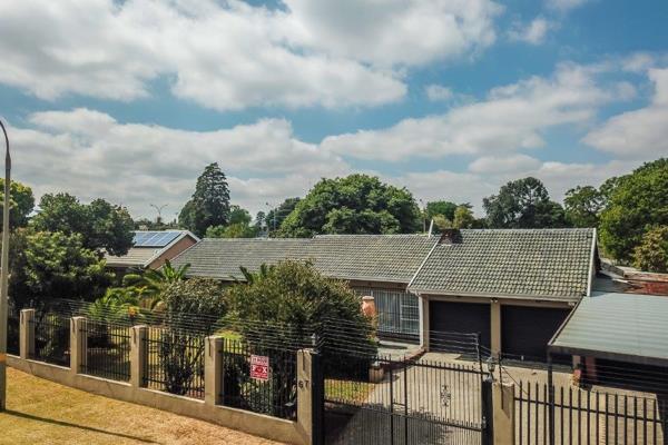 4 big bedrooms all fitted with built-in cupboards and tiled flooring.

3 bathrooms;
1st bathroom has a bath, toilet and basin.
2nd ...