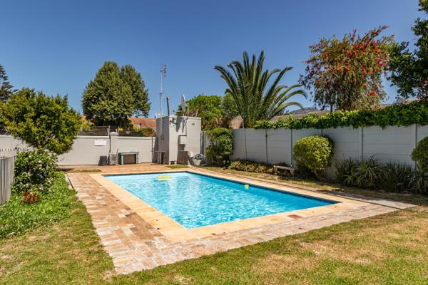 Discover the perfect blend of comfort and convenience in this inviting home nestled in the heart of Tokai, Cape Town. Enjoy picturesque ...