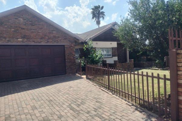 A charming, well-maintained family home awaits you in the sought-after Glen Marais ...