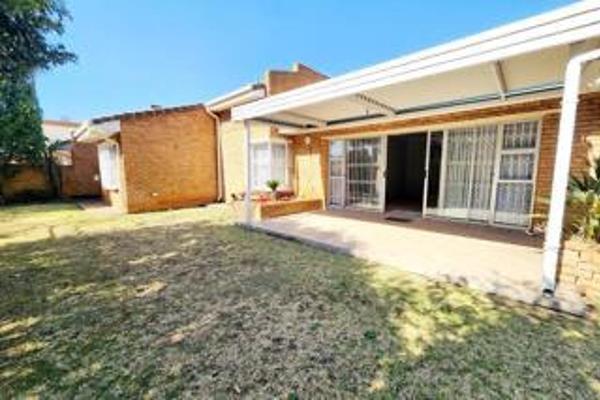 Well designed townhouse situated in a prime area in the Vaal offers 3 sunny bedrooms 2 beautiful full bathrooms with m.e.s. Open plan ...