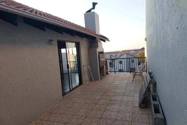 Up up in the sky.

2 bedroom duplex apartment for Sale.
Top / 3rd floor.  
3 balconies. 

2 bathrooms.

Downstairs is an open-plan ...