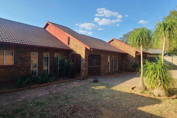 This spacious home is located at a popular area near shopping centres and OR Tambo international airport. It offers four huge bedrooms ...