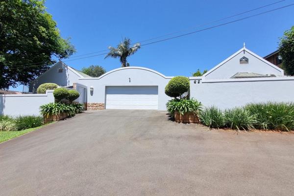 Stunning and recently renovated home in the heart of Clarendon

Bedrooms: 3 spacious bedrooms, including built-in cupboards and the ...