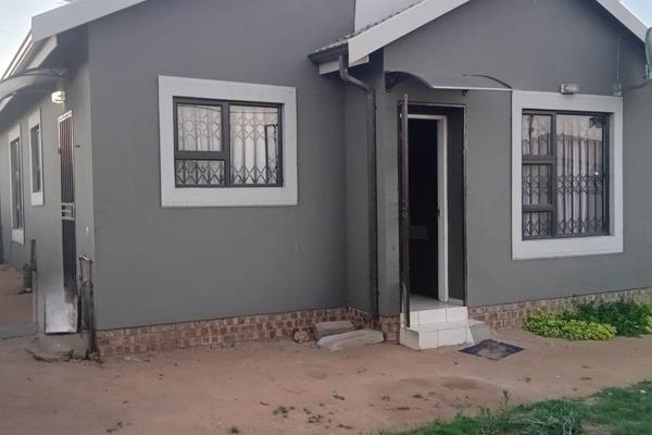 Three bedroom home in Ezinambeni is looking for a new owner

This modern home is fully tiled and aluminium windows and offers the ...