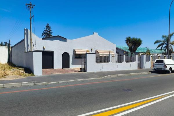 This beautiful double Storey family became available in Cravenby Parow area

This lovely home offers all you will need. As you enter ...