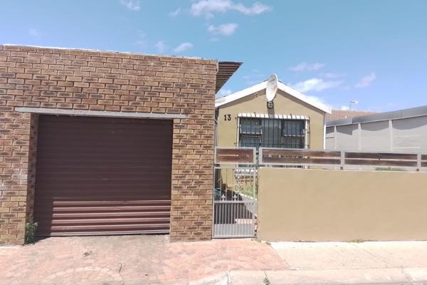 3 Bedroom in Rocklands for rent .
Property consist of a spacious lounge and dining room with laminated flooring.
2 Bedrooms with ...