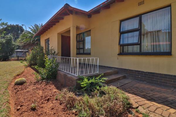 This property situated on a land size of 1523m2 in Elspark, Germiston offer you:

House – 3 bedrooms, lounge – dining room, 2 ...