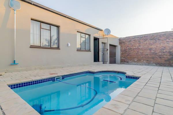 Charming 3-Bedroom Townhouse with Pool &amp; Entertainment Area For Sale in Geduld Ext,

This inviting 3-bedroom townhouse in Geduld ...