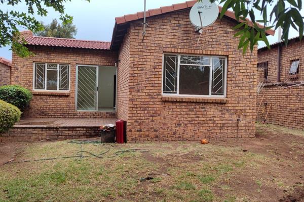 2 bed 2 bath full title  house for rental in Noordwyk.

Main bedroom has ensuite with bath and toilet. 

Spacious yard suitable for ...