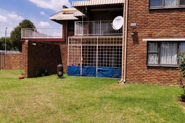 This townhouse in the heart of Selection Park and close to schools, Springs Mall and the N17 highway offers the following :

1 Open ...