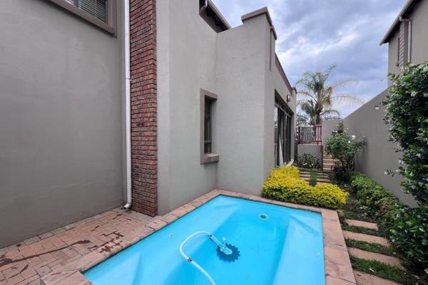 Modern 2-Bedroom Home in Xanadu Eco Estate, Hartbeespoort

This stylish and modern home in the prestigious Xanadu Eco Estate offers a ...