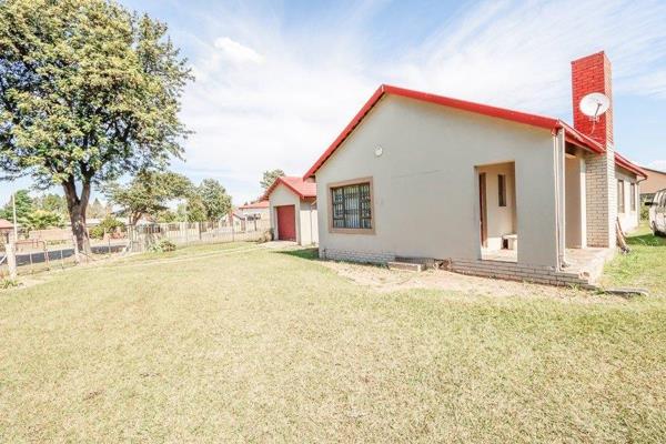 Sole and Exclusive Mandate.
Discover a charming home nestled on a generous 1,000m&#178; plot, offering an inviting blend of comfort ...