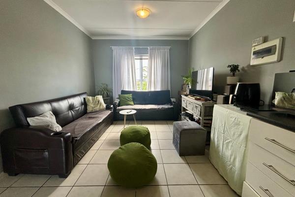 This beautiful 2-bedroom, 1-bathroom apartment in Brackenfell offers a blend of modern style and convenience within a secure ...