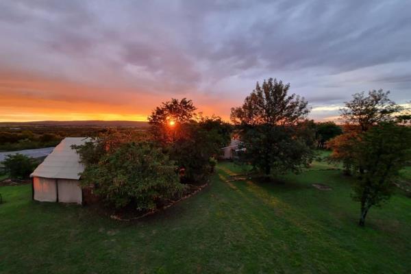 Located just 25 km from Pretoria and within an established agricultural hub, this beautiful 12.8-HECTARE property offers a unique ...