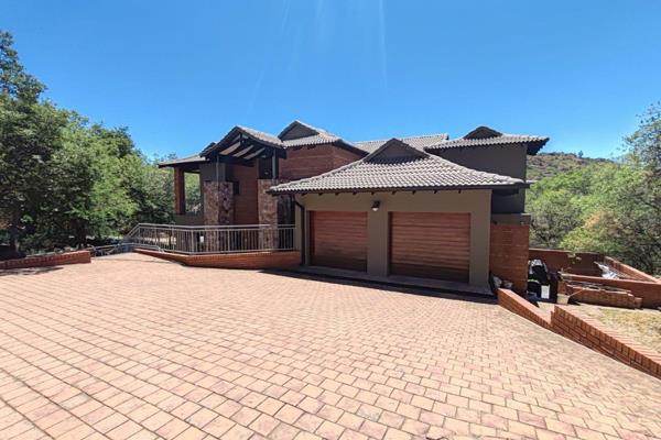 Pin Location proudly introduce you to this magnificent family home nestled in the prestigious Heidelberg Kloof Nature Estate. ...