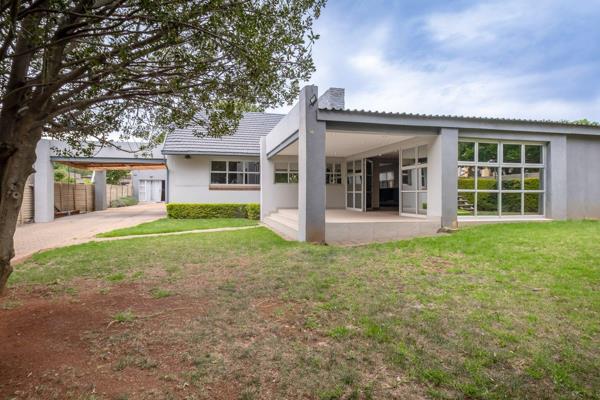 Ultra-modern luxury home with a swimming pool, entertainment patio, and outbuildings! Walk to the RIM Mosque on Beyers Naude Drive! ...