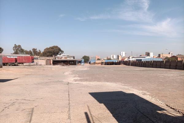 This extensive truck yard is perfectly suited for businesses in logistics, commodities ...