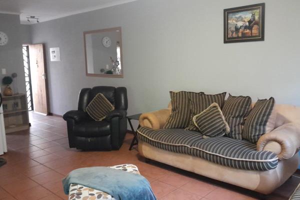 This property offers spacious lounge with fibre connection and kitchen with sufficient cupboard space.
3 bedrooms and 2 bathrooms ...