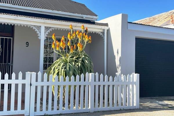 Residential home 50 meters from Stanley Street with a garage inter leading into the house!
High ceilings and woodern floors greet you ...