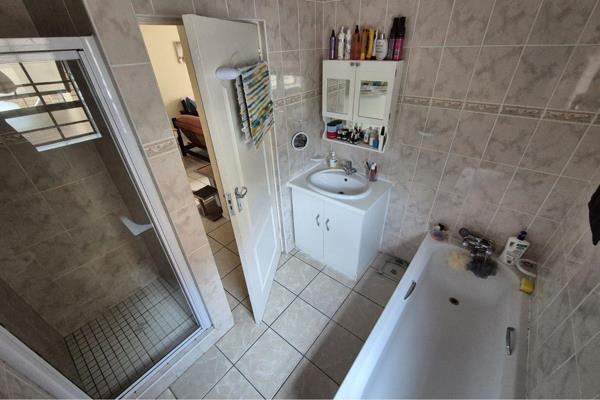 Pretty and neat two bedroom Cottage to rent in Denneoord on a long term lease.
One bathroom.
One lock up garage.
Open plan living and ...