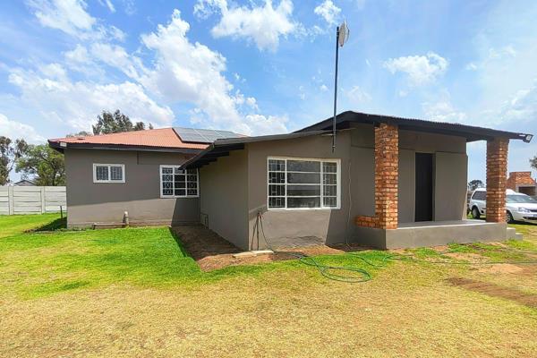 Come and enjoy the clean fresh air and farm style living away from the city life.

Within 20 km of Nigel and Springs Central.

This ...