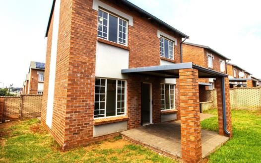 2 Bedroom Townhouse for sale in Raslouw