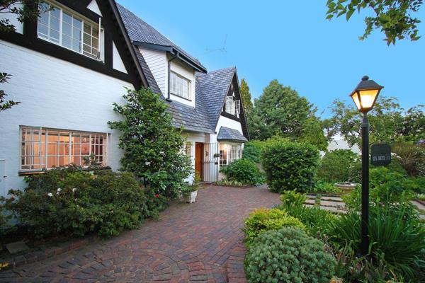 On the Atholhurst/Atholl border
From the moment you step into this utterly charming home ...