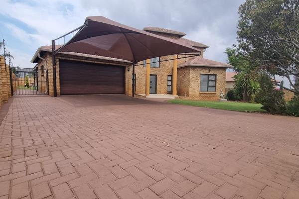 Upmarket 4 Bedroom house for sale in Clearview Estate North

Downstairs offers you a TV room, private study with build-in cupboards ...