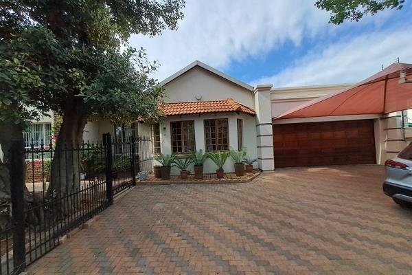 Magalieskruin beautiful upgraded 4 bedroom house for sale with a Study, open plan Family/TV Room, 3 bathrooms, modern kitchen, double ...