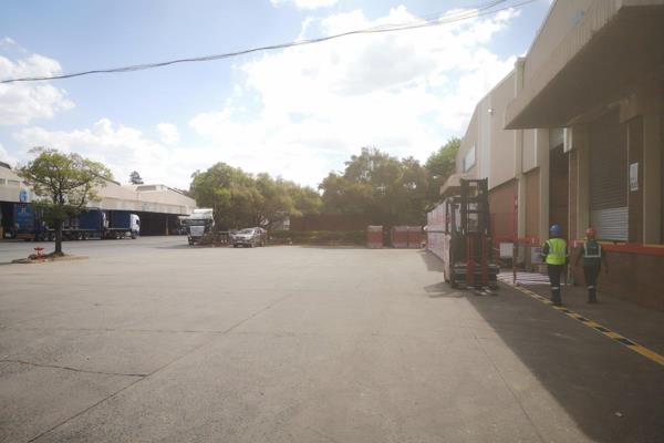 Available to lease, this 21768sqm warehousing facility in Alrode offers an optimal space ...