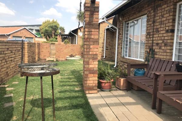 Comfortable Townhouse Close to Jet Park Road – Perfect for Pet friendly Family Living
Just a stone&#39;s throw from the Jet Park Road ...