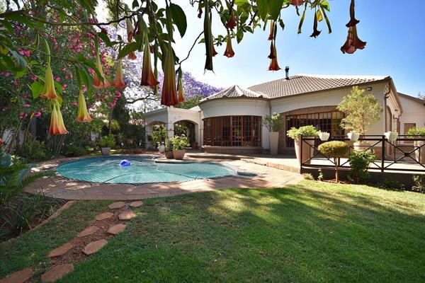 This elegant home is well located in the charming suburb of Greenside, offering an idyllic setting for both lavish entertaining and ...