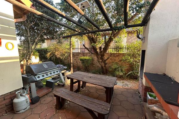 Modern and inviting, this 2-bedroom townhouse offers an open-plan dining and family room with a built-in braai, perfect for ...