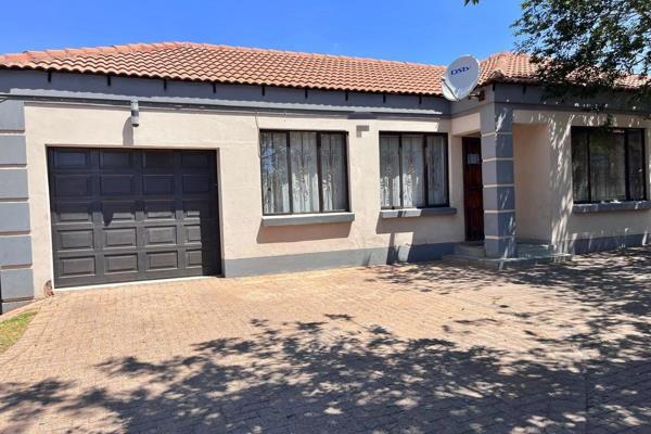 This townhouse offers 3 bedrooms, 2 bathrooms, open plan kitchen and lounge. There is a single garage, Jojo tank and a wendy house for ...