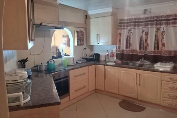 This property offers a lounge, dining room and neatly fitted kitchen with undercounter oven and hob.
Three bedrooms, one ...