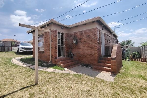 This charming 2-bedroom home in Thatch Hill Estate offers a comfortable, modern living experience. 

The open-plan kitchen and lounge ...