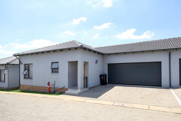 This beautiful townhouse is situated inside Weaver&#39;s Nest in Parklands Estate. 

The property is very well-kept and offers three spacious bedrooms. The main bedroom has an en-suite bathroom with a shower. The second ...