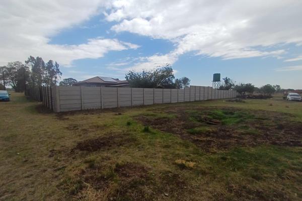 Newly Renovated house. It looks amazing 

Completely walled 
5kw solar system
Strong borehole with a Jojo tank

3 Bedrooms with ...