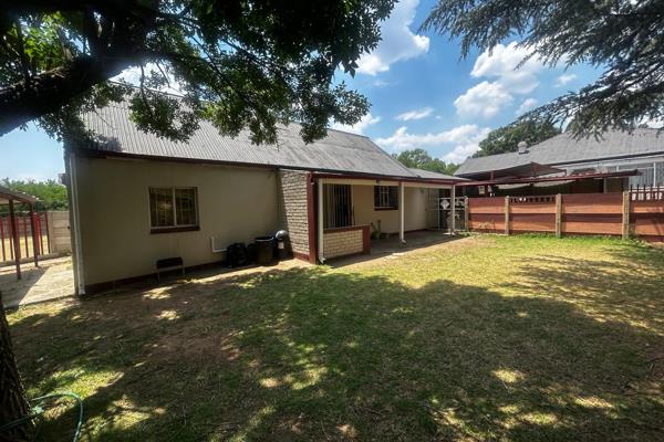 This spacious garden flat is centrally located and walking distance from both Standerton Laerskool and Ho&#234;rskool ...