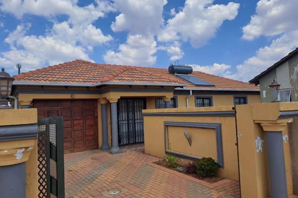 Luxurious 3-Bedroom Home in Secure Windmill Park

R900,000

Experience the epitome of comfort and security in this stunning ...