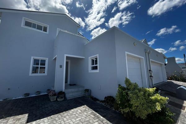 Located within the secure Sundew Villas complex in Sandbaai West, this modern 3 bedroomed, 3 bathrooms home is designed for comfortable ...