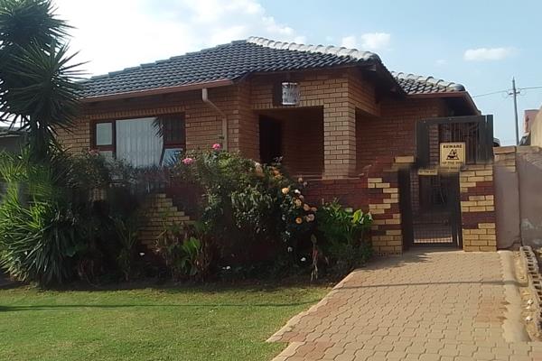 3-Bedroom House in Kagiso

Discover your dream home! This beautiful 3-bedroom property offers comfort and plenty of space for family ...